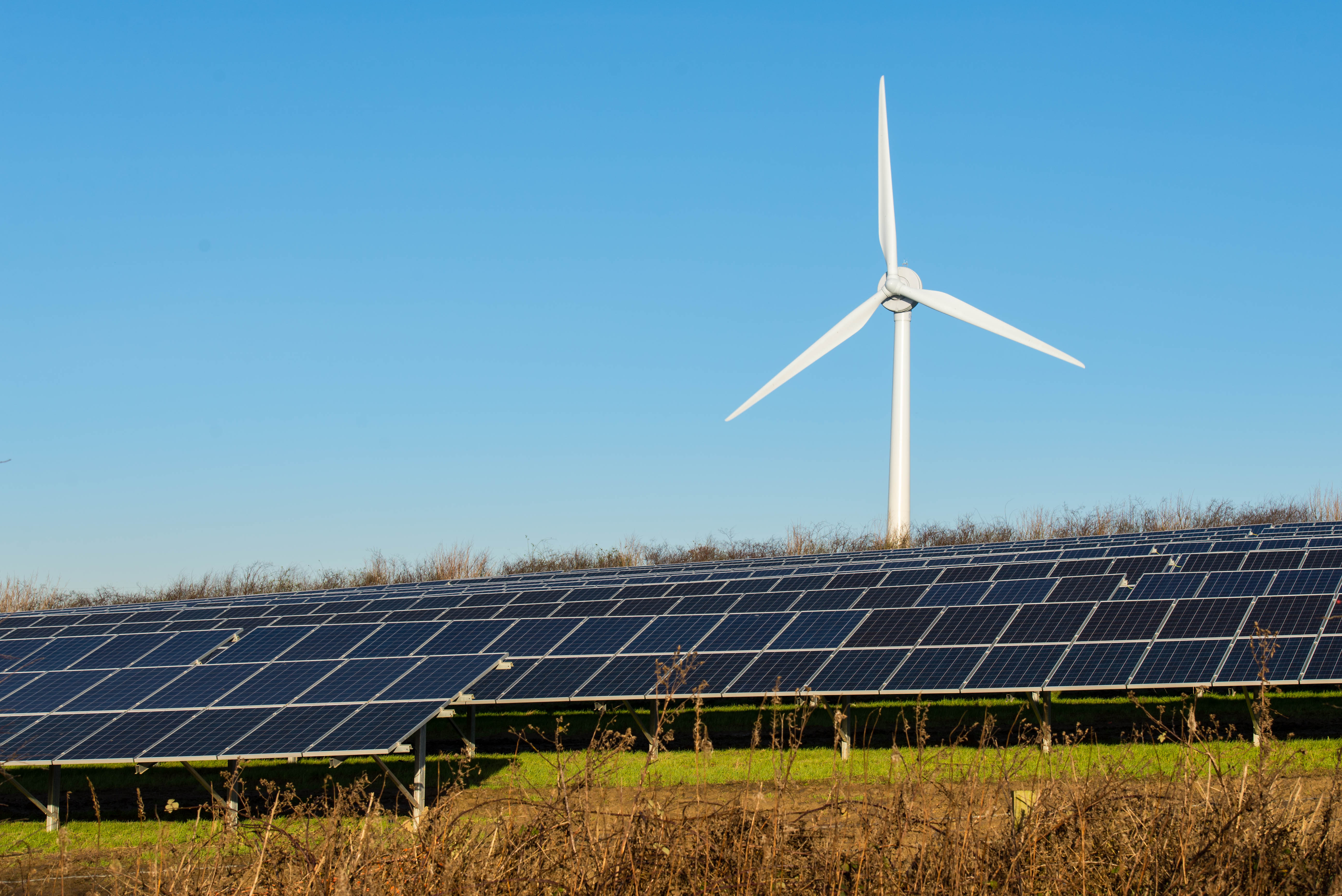 Франция стартира смесен търг за 200 МВт от вятър и слънце